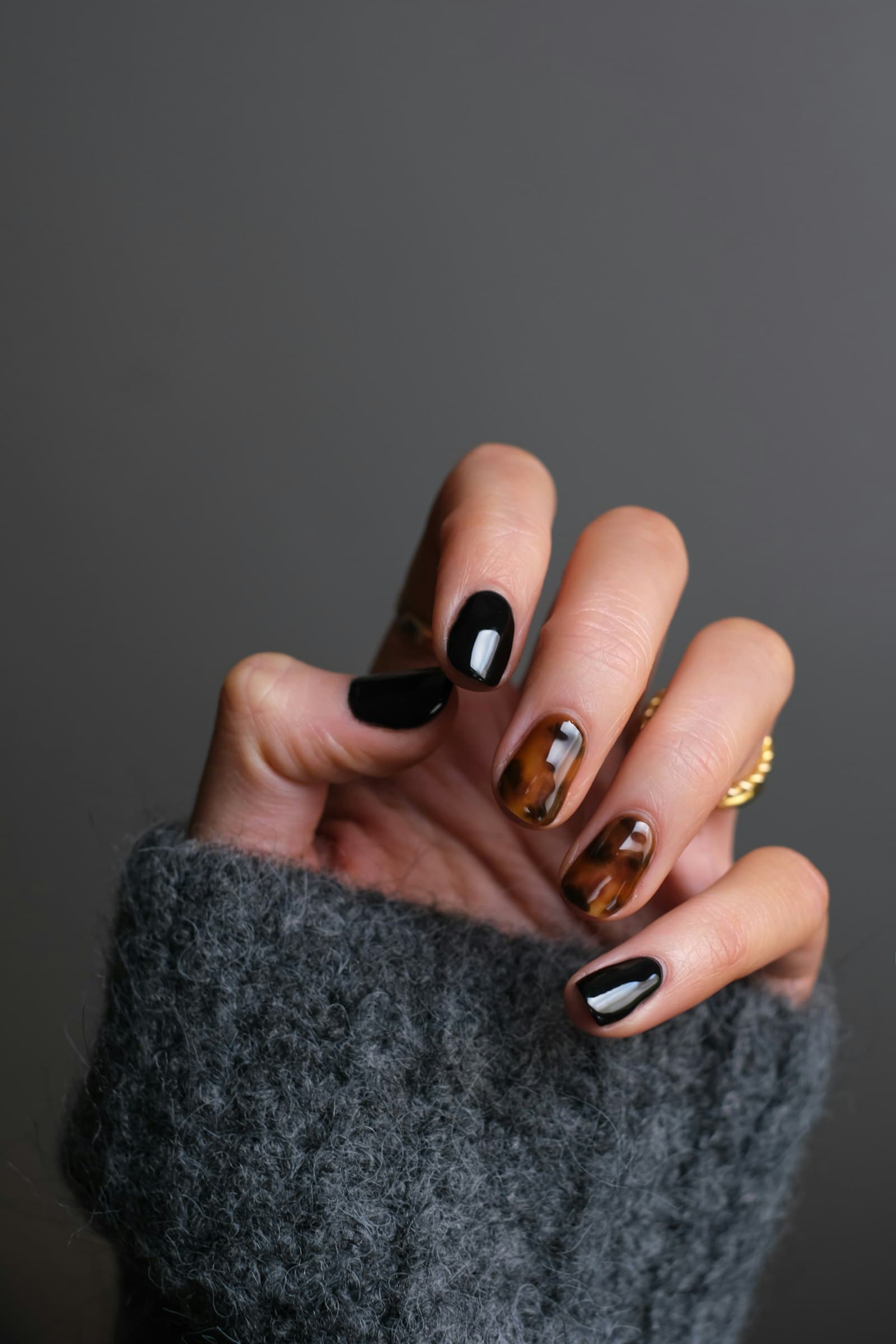 Gros plan sur une manucure foncée chez Sans Souci Ongles & Spa