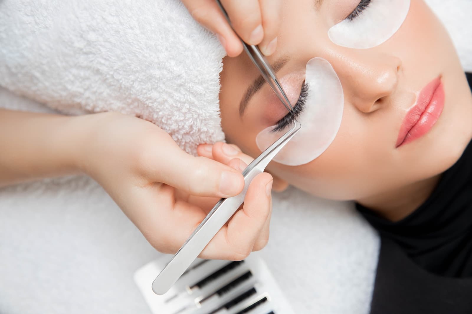 Gros plan d'extensions de cils au rendu naturel chez Sans Souci Ongles & Spa, Laval